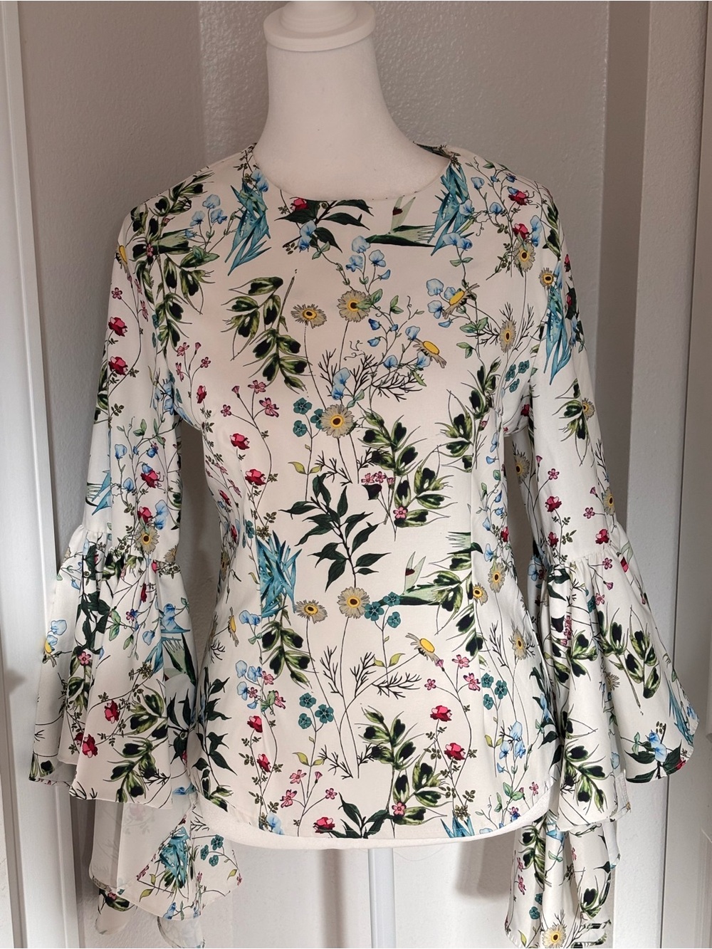 Gracia Floral Bell-Sleeve Blouse in White with Multicolor Print Size Small